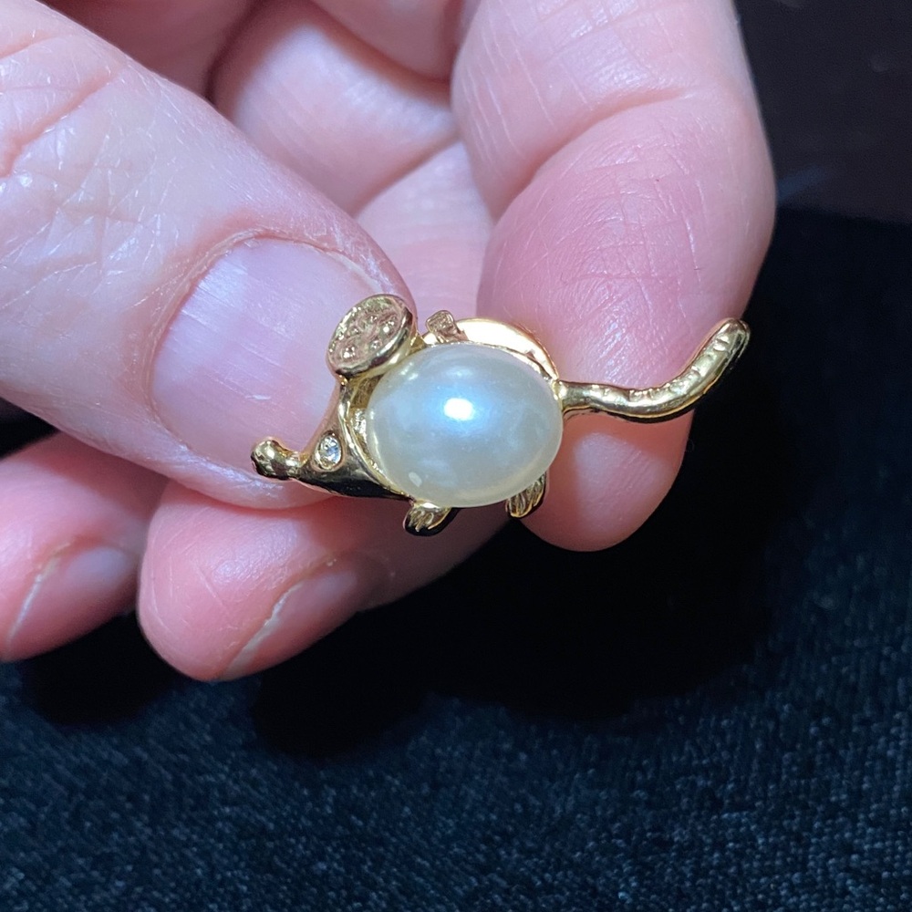 Vintage Elegant Gold and Pearl mouse lapel pin Brooch